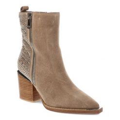 Beżowe Botki Alma En Pena Eleganckie Kowbojki Damskie. Brązowe botki Alma En Pena, z aplikacjami, eleganckie, bez obcasa, na obcasie, bez zapięcia. Za 579.00 zł.