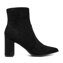 Botki JENNY. Czarne botki Jenny, bez wzorów, bez obcasa, na słupku, bez zapięcia. Za 159.99 zł.