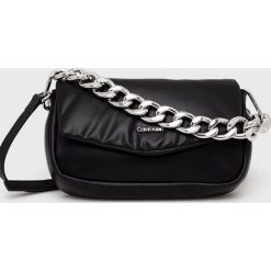 Calvin Klein torebka kolor czarny. Czarne listonoszki Calvin Klein, bez wzorów, z materiału, na ramię, bez dodatków. Za 649.99 zł.