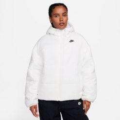Kurtka uniwersalna damska Nike FB7672133. Białe kurtki Nike, na zimę, l, bez wzorów, z materiału, klasyczne, z kapturem. Za 685.00 zł.