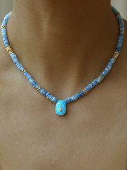 Taboo Pozłacany naszyjnik z kamieniami szlachetnymi - dł. 40 cm rozmiar: onesize. Niebieskie naszyjniki Taboo, z materiału, z opalem, pozłacane. Za 260.99 zł.