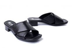RIEKER 62690-00 black, klapki damskie. Czarne klapki Rieker, bez wzorów, bez obcasa, na obcasie, bez zapięcia. Za 279.90 zł.