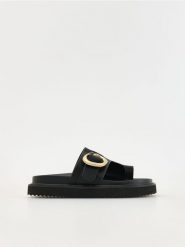 Skórzane klapki - czarny. Czarne klapki Reserved, bez wzorów, ze skóry, bez obcasa, bez zapięcia. W wyprzedaży za 119.99 zł.