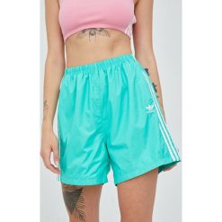 Adidas Originals szorty Adicolor HC1916 damskie kolor zielony z aplikacją high waist. Zielone szorty adidas Originals, z aplikacjami, z materiału. W wyprzedaży za 89.99 zł.