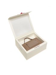 Calvin Klein Kosmetyczka Emblem Aop Beauty Case Giftset LV04F1102G Brązowy. Brązowe torebki klasyczne Calvin Klein, bez wzorów, ze skóry, bez dodatków. Za 369.99 zł.