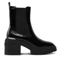 Botki DKNY. Czarne botki DKNY, bez wzorów, bez obcasa, na słupku, bez zapięcia. Za 459.99 zł.
