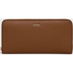 Furla portfel skórzany damski kolor brązowy. Brązowe portfele Furla, bez wzorów, z materiału. Za 639.99 zł.