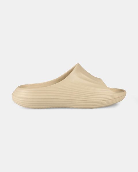 Uniseksowe kapcie Kilpi BIFLOPY-U. Brązowe kapcie Kilpi, bez wzorów, z materiału. Za 91.56 zł.