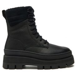 Botki Clarks. Czarne botki Clarks, bez wzorów, bez obcasa, na płaskiej podeszwie, bez zapięcia. Za 579.99 zł.