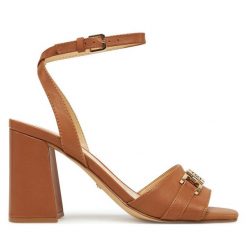 Sandały Guess. Brązowe sandały Guess, z aplikacjami, bez obcasa, na słupku, bez zapięcia. Za 449.99 zł.