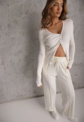 Jasnobeżowe Prążkowane Spodnie High Waist z Szerokimi Nogawkami Ginorria. Brązowe jeansy Renee, m, bez wzorów, z jeansu, z podwyższonym stanem, krótkie. Za 59.99 zł.