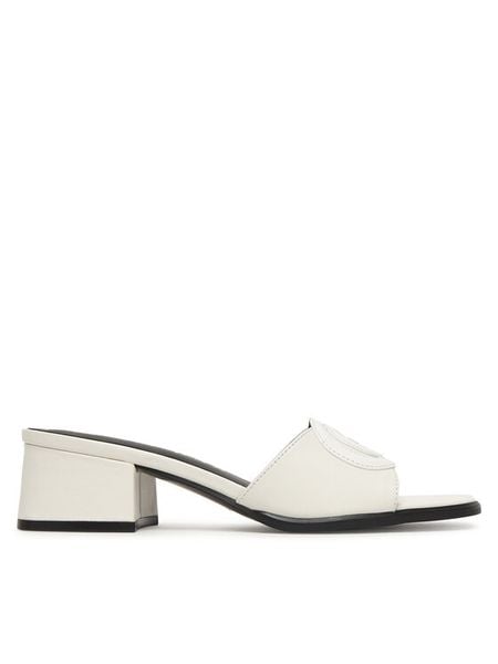 Guess Klapki FLJCNN LEP03 Biały. Białe klapki Guess, z aplikacjami, ze skóry, bez obcasa, bez zapięcia. Za 449.99 zł.