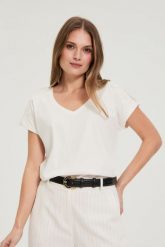 Bluzka z koronką na rękawach biała. Białe bluzki MOODO, l, bez wzorów, z bawełny, bez kołnierzyka, bez ramiączek. Za 59.99 zł.