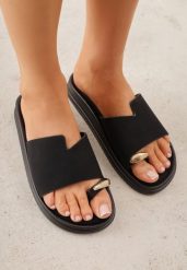 Czarne Klapki Typu Japonki z Metaliczną Ozdobą Samrina. Czarne japonki Born2be, z aplikacjami, z jeansu, bez obcasa, na płaskiej podeszwie, bez zapięcia. Za 79.99 zł.