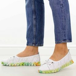 Białe ażurowe skórzane półbuty damskie S.Barski 5970. Białe półbuty wsuwane S.BARSKI, na jesień, w ażurowe wzory, z jeansu, casualowe, z okrągłym noskiem, bez obcasa, na płaskiej podeszwie. Za 219.00 zł.