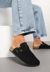 Czarne Klapki Typu Chodaki z Ekozamszu Zdobione Sprzączką Amustana. Czarne klapki Renee, z aplikacjami, z jeansu, eleganckie, bez obcasa, na płaskiej podeszwie, bez zapięcia. W wyprzedaży za 74.99 zł.