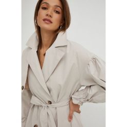 Answear Lab trencz damski kolor beżowy przejściowy dwurzędowy. Brązowe płaszcze Answear Lab, l, bez wzorów, klasyczne, bez kaptura. Za 389.99 zł.