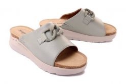 JOSEF SEIBEL 73407 511 635 Celine 07 salvia, klapki damskie. Zielone klapki Josef Seibel, bez wzorów, ze skóry, bez obcasa, bez zapięcia. Za 389.90 zł.