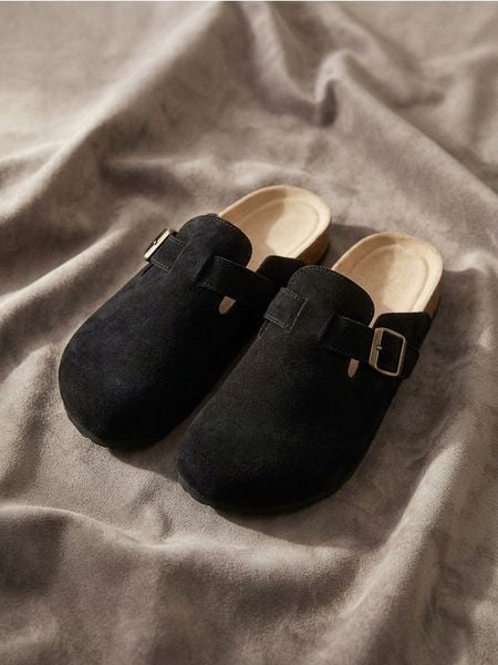 Skórzane klapki mule z regulowaną klamrą - czarny. Czarne klapki Sinsay, bez wzorów, bez obcasa, bez zapięcia. Za 79.99 zł.