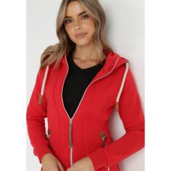 Czerwona Bluza Rozpinana z Kapturem Tamminen. Czerwone bluzy Born2be, na jesień, l, bez wzorów, z dzianiny, bez ramiączek, z kapturem. W wyprzedaży za 112.49 zł.