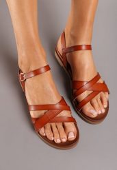 Brązowe Płaskie Sandały z Ekoskóry Zapinane przy Kostce Ollilas. Brązowe sandały Born2be, bez wzorów, eleganckie, bez obcasa, na płaskiej podeszwie, bez zapięcia. W wyprzedaży za 67.49 zł.
