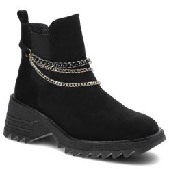 Botki damskie Karino, miękki materiał zamszowy z elastyczną cholewką ozdobnym metalowym łańcuszkiem oraz masywną podeszwą, czarne, 3947-003-P. Czarne botki Karino, bez wzorów, z materiału, eleganckie, bez obcasa, na obcasie, bez zapięcia. Za 359.00 zł.