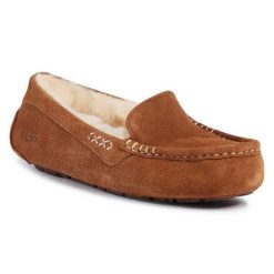 Kapcie Ugg. Brązowe kapcie UGG, bez wzorów. Za 539.99 zł.
