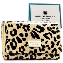 Portfel damski ze skóry ekologicznej i naturalnej w złotym kolorze z kieszenią zewnętrzną - Peterson. Żółte portfele Peterson, bez wzorów, ze skóry ekologicznej. Za 149.99 zł.
