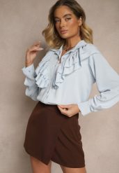 Jasnoniebieska Koszula Ozdobiona Falbaną Kornella. Niebieskie koszule Renee, bez wzorów, z jeansu, eleganckie, bez kołnierzyka, bez ramiączek. W wyprzedaży za 63.99 zł.