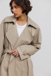 Klasyczny bawełniany trencz w kolorze LIGHT BEIGE - VENICE-M/L. Brązowe płaszcze Marsala, l, bez wzorów, z bawełny, eleganckie, bez kaptura. Za 1,299.90 zł.