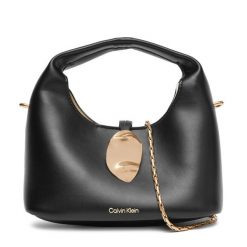 Torebka Calvin Klein Jeans. Czarne torebki klasyczne Calvin Klein Jeans, bez wzorów, z jeansu, klasyczne, bez dodatków. Za 479.99 zł.