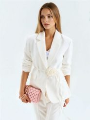 Żakiet z ozdobnym paskiem z różą 3D - kremowy. Białe marynarki i żakiety Sinsay, l, bez wzorów, bez ramiączek. Za 79.99 zł.