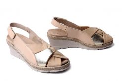 Suave 710298-08 Beżowy, sandały damskie. Brązowe sandały Suave, bez wzorów, ze skóry, bez obcasa, na koturnie, bez zapięcia. Za 359.90 zł.