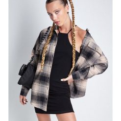 Koszula w kratę oversize - Brązowy. Brązowe koszule Cropp, m, z aplikacjami, z bawełny, klasyczne, bez kołnierzyka, bez ramiączek. Za 129.99 zł.