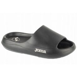 Klapki Damskie Logo. Czarne klapki Joma, bez wzorów, z materiału, z otwartym noskiem, bez obcasa, na obcasie, bez zapięcia. Za 139.99 zł.