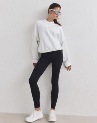 Damska bluza biegowa oddychająca, odprowadzająca wilgoć Le Run biała. Białe bluzy AIM'N, xs, bez wzorów, z bawełny, bez ramiączek, bez kaptura. Za 387.00 zł.