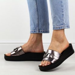Srebrne pw klapki damskie na platformie Potocki 21326. Szare klapki POTOCKI, z aplikacjami, ze skóry, eleganckie, bez obcasa, na platformie, bez zapięcia. Za 129.00 zł.