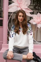 Bluza z kwiatowym printem biała. Białe bluzy MOODO, l, bez wzorów, z bawełny, bez ramiączek, bez kaptura. Za 139.99 zł.