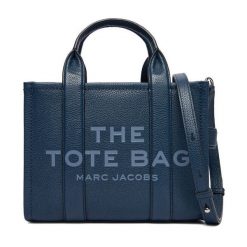 Torebka Marc Jacobs. Niebieskie torebki klasyczne Marc Jacobs, bez wzorów, klasyczne, bez dodatków. Za 1,679.00 zł.