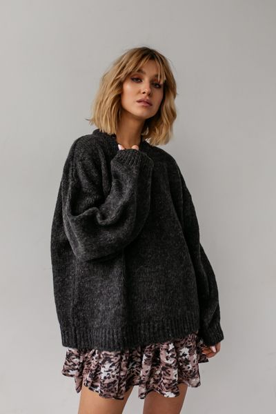 Sweter oversize z bufiastym rękawem GRAFITOWY - RIVERO. Szare swetry Marsala, na zimę, bez wzorów, z wełny, wizytowe, bez ramiączek. Za 249.90 zł.