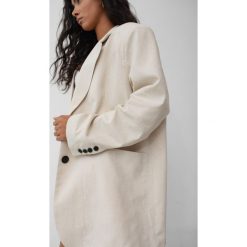 Marynarka z lnem oversize w kolorze LIGHT BEIGE - HARLEY. Brązowe marynarki i żakiety Marsala, l, bez wzorów, z bawełny, eleganckie, bez ramiączek. Za 399.90 zł.