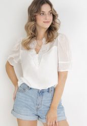 Biała Bluzka z Ozdobnym Dekoltem i Guzikami Trelia. Białe bluzki Born2be, m, bez wzorów, z jedwabiu, eleganckie, bez kołnierzyka, bez ramiączek. W wyprzedaży za 93.49 zł.