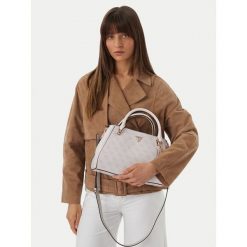 Torebka Guess. Białe torebki klasyczne Guess, z aplikacjami, bez dodatków. Za 607.99 zł.