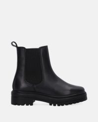 CZARNE SZTYBLETY NA TRAPERZE 85102 BLACK. Czarne botki Venezia, bez wzorów, ze skóry, bez obcasa, bez zapięcia. Za 239.00 zł.