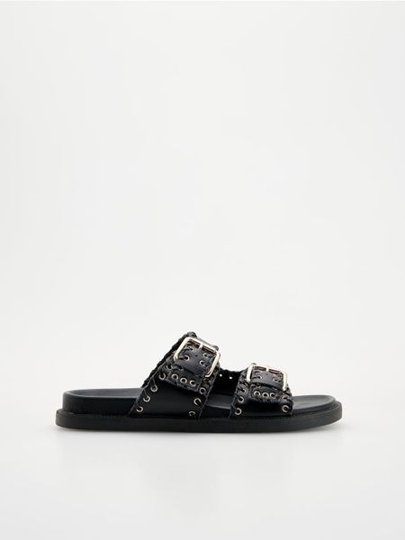 Skórzane klapki z okuciami - czarny. Czarne klapki Reserved, bez wzorów, ze skóry, bez obcasa, bez zapięcia. W wyprzedaży za 65.99 zł.