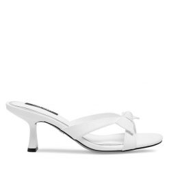 Klapki Nine West. Białe klapki Nine West, bez wzorów, bez obcasa, bez zapięcia. Za 229.99 zł.