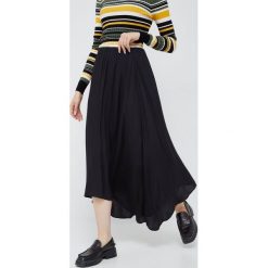 Dkny spódnica P2DN7N11 kolor czarny midi rozkloszowana. Czarne spódnice DKNY, m, bez wzorów, z tkaniny, midi, rozkloszowane. W wyprzedaży za 479.99 zł.
