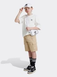 Adidas Bojówki w kolorze beżowym rozmiar: 140. Brązowe szorty adidas, bez wzorów. Za 101.95 zł.
