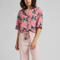 DAMSKA KOSZULA LEE KNOTTED RESORT SHIRT CHERRY BLOSSOM L49XZLQJ 112111147. Czerwone koszule Lee, l, bez wzorów, bez kołnierzyka, bez ramiączek. Za 129.99 zł.