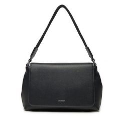 Torebka Calvin Klein. Czarne torebki klasyczne Calvin Klein, bez wzorów, klasyczne, bez dodatków. Za 349.99 zł.